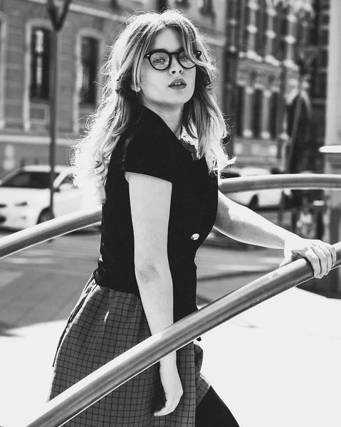 Blonde gir in the summer city, black and white picture — Stock Photo, Image