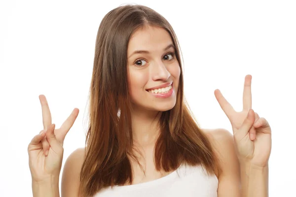 Glückliche Frau, die mit erhobenem Zeigefinger auf einen weißen Kopierraum blickt — Stockfoto
