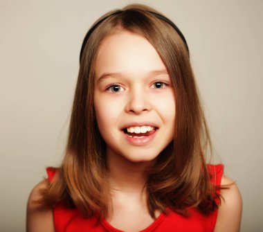 Şirin gülümseyen küçük kız