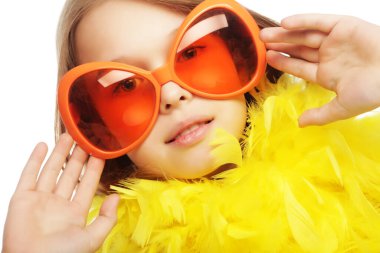 Şirin gülümseyen küçük kız