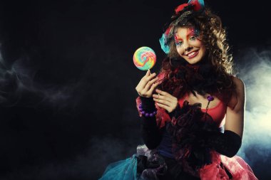 Bebek stili ve şekerli yaratıcı makyajlı bir kadın..