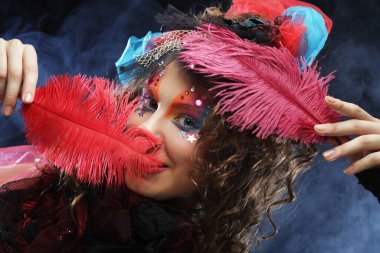 Bebek stili yaratıcı makyajlı genç bir kadının portresi.