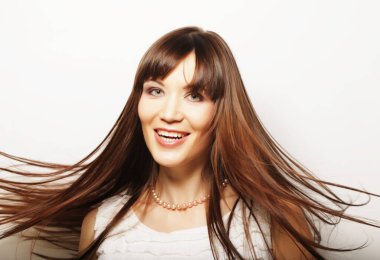 Yaşam tarzı ve insan konsepti: Rüzgar estiren güzel yetişkin kadın