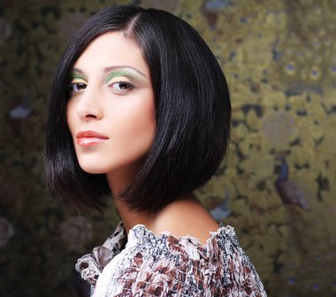 Genç esmer kadın yakın plan portresi, parlak makyaj