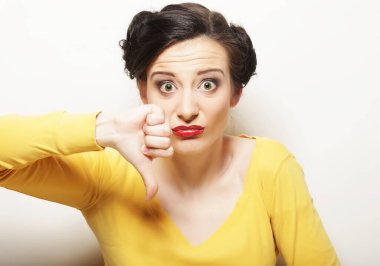 Genç kadın parmağıyla işaret ediyor