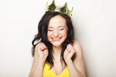 Yaşam tarzı, insanlar ve duygusal konsept: taç giymiş genç bir kadın