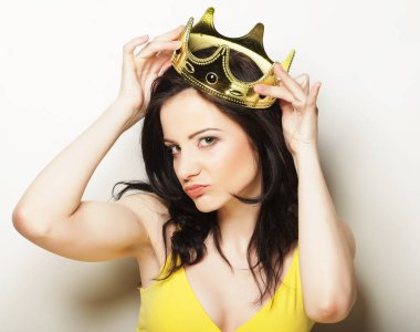 Yaşam tarzı, insanlar ve duygusal konsept: taç giymiş genç bir kadın