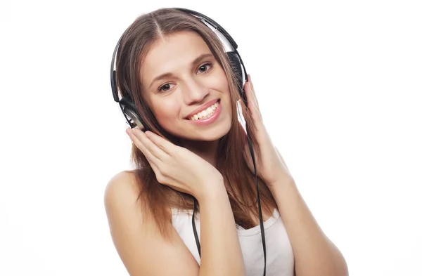 Jeune femme qui écoute de la musique. Heureux et écouteurs . — Photo