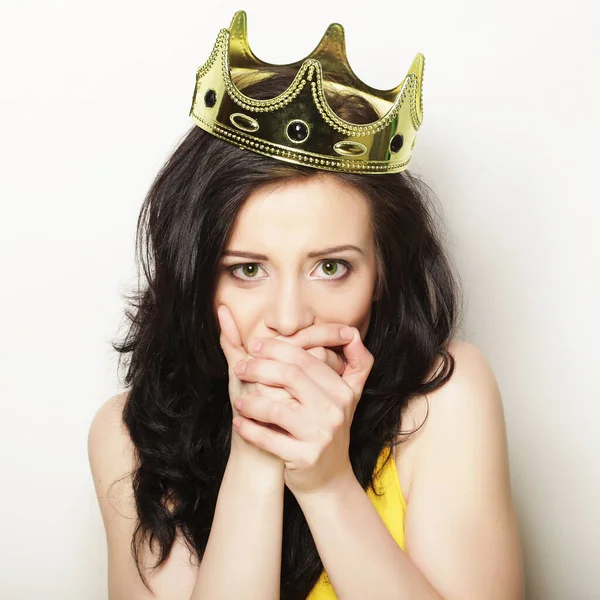 Güzel esmer kadın taç takıyor.