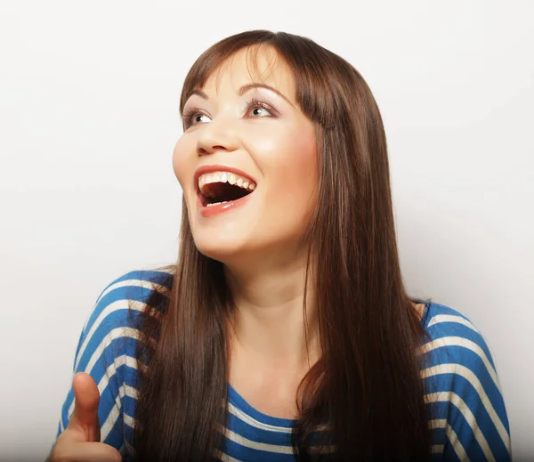 Estilo de vida y concepto de la gente: Hermosa mujer joven sorprendida . — Foto de Stock