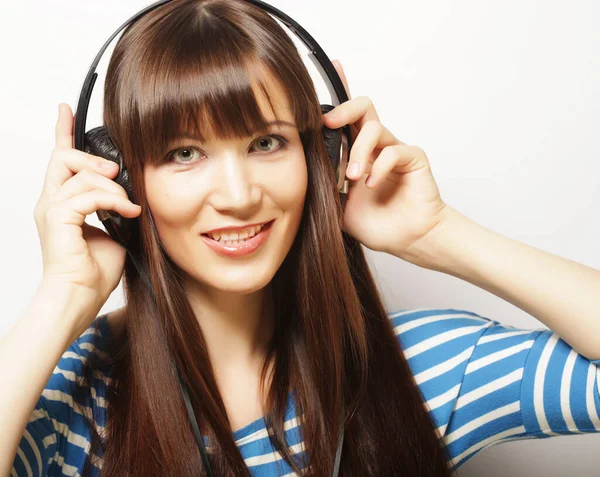Style de vie et concept de personnes : jeune femme avec écouteurs écouter — Photo