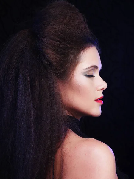 Retrato de jovem mulher bonita com cabelo castanho longo e vermelho — Fotografia de Stock