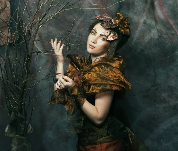 Mujer con maquillaje brillante con ramas secas —  Fotos de Stock
