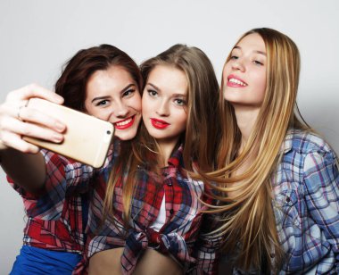 Yaşam tarzı, mutluluk, duygusal ve insan konsepti: eğlenceli kızlar, partiye hazır, selfie