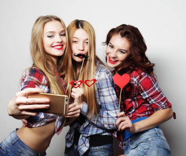 Yaşam tarzı, mutluluk, duygusal ve insan konsepti: eğlenceli kızlar, partiye hazır, selfie