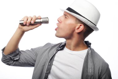 Mikrofonlu genç şarkıcı