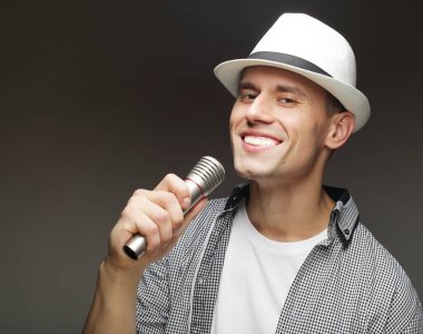 Mikrofonlu genç şarkıcı