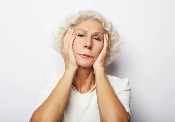 Pozorná vážná starší žena, která se cítí smutná kvůli problémům — Stock fotografie