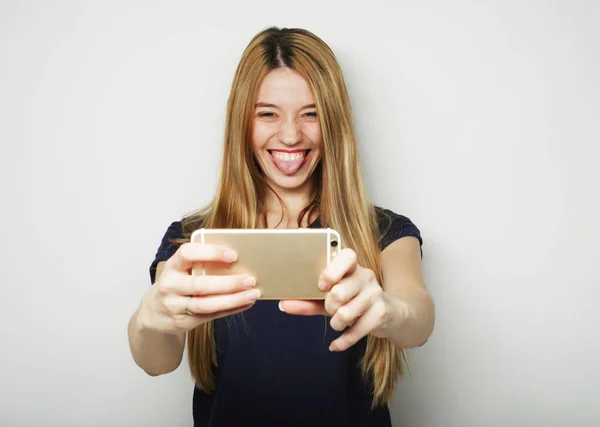 Lebensstil, Glück, Emotionen und Menschen-Konzept: Hübsches Mädchen macht Selfie. — Stockfoto