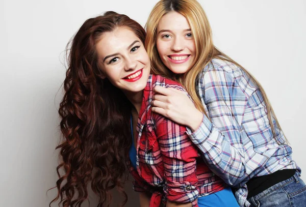 Lifestyle and people concept: Two young girl friends standing together and having fun. — Stock Photo, Image