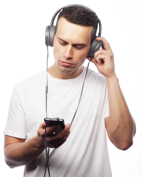 Životní styl a lidé koncept: pohledný mladý muž ve sluchátkách — Stock fotografie