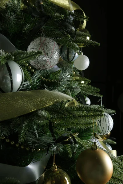 Kerstboom. Zilveren en gouden ballen. close-up — Stockfoto