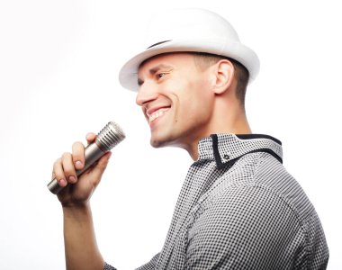 Mikrofonlu genç şarkıcı