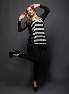 Gri arkaplanda güzel bir model