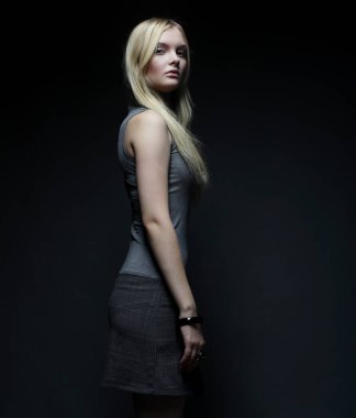 Siyah elbiseli güzel sarışın kızın portresi..