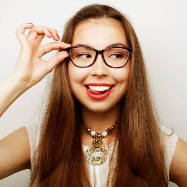 Sakin ve dost canlısı gözlüklü kadın.