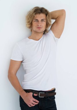 Yakışıklı bir gencin portresi.