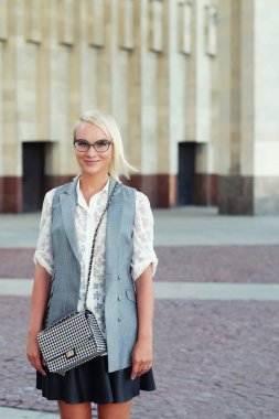 Güzel stil sahibi genç bir kadın sokakta