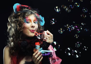 Yaratıcı makyajlı bir model.