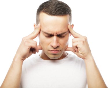 Çekici genç adam şiddetli baş ağrısı çekiyor.