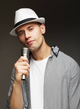 Mikrofonlu genç şarkıcı