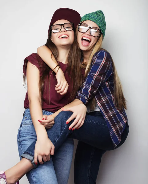 Two young girl friends standing together and having fun — Stock Photo, Image