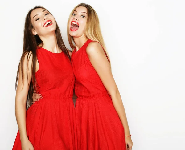 Junge Mädchen in rotem Kleid auf weißem Hintergrund — Stockfoto