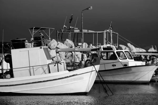 A görögországi Zante város kikötőjében horgonyzó halászhajók — Stock Fotó