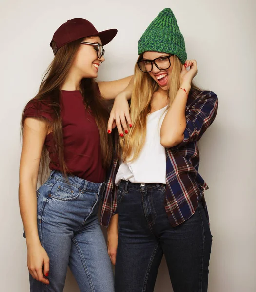 Dos amigas jóvenes de pie juntas y divirtiéndose — Foto de Stock