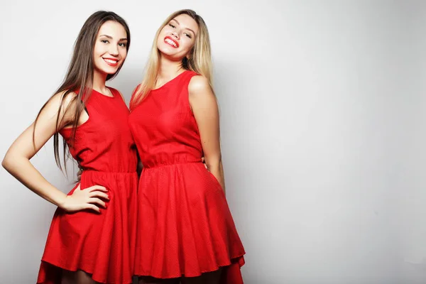 Meninas em vestido vermelho no fundo branco — Fotografia de Stock