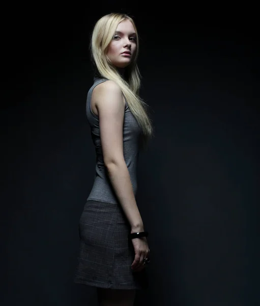 Portré gyönyörű fiatal szőke lány fekete ruhában. — Stock Fotó