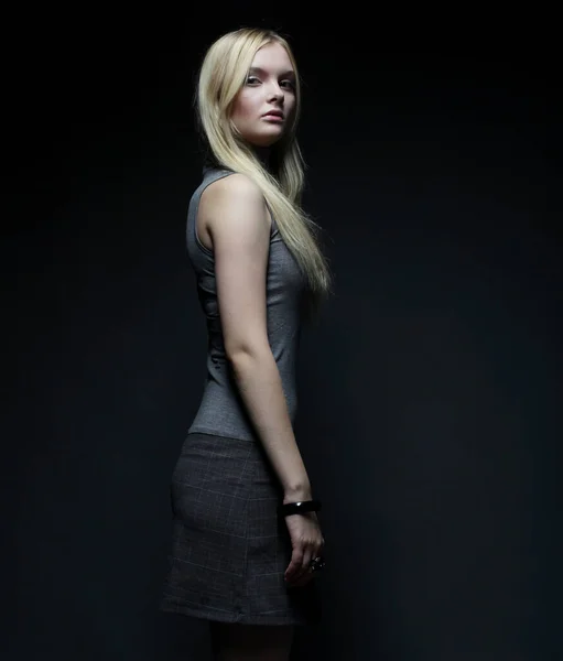 Retrato de hermosa joven rubia en vestido negro . —  Fotos de Stock