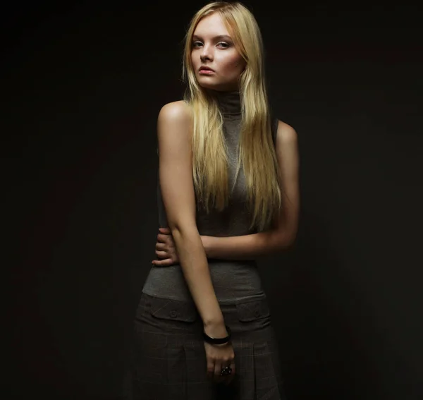 Porträt der schönen jungen blonden Mädchen im schwarzen Kleid. — Stockfoto