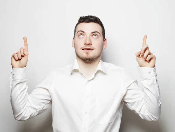 Hombre de negocios apuntando hacia arriba dedo — Foto de Stock