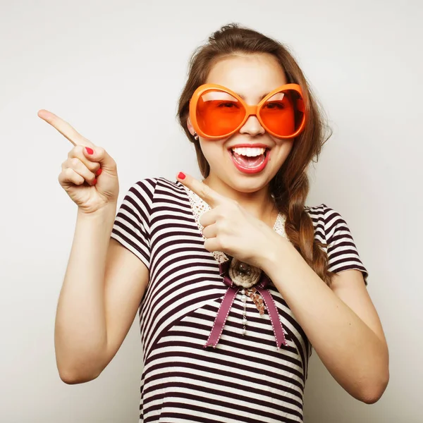 Mujer joven con grandes gafas de fiesta —  Fotos de Stock