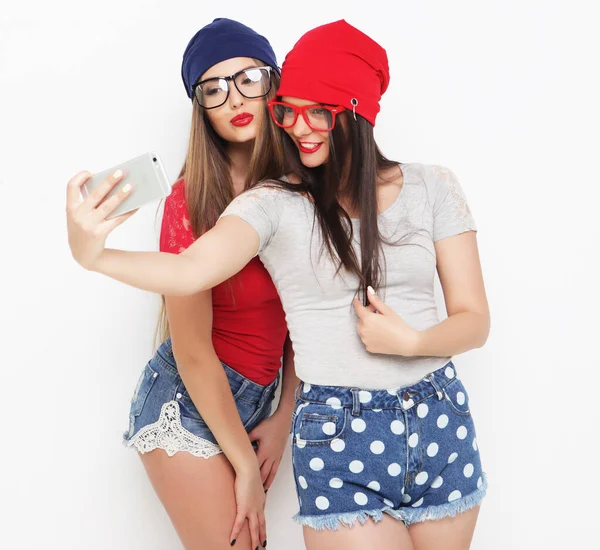 Дві дівчини-підлітки друзі в хіпстерському вбранні роблять селфі — стокове фото