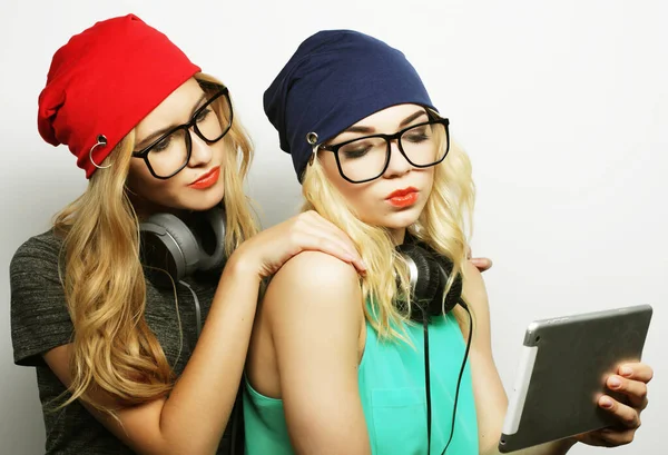 Duas jovens amigas de pé juntas e se divertindo. — Fotografia de Stock