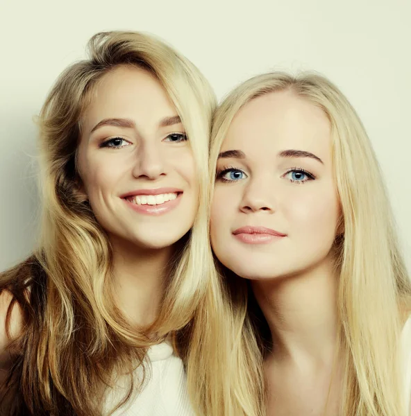 Two young girl friends standing together and having fun. — Stock Photo, Image