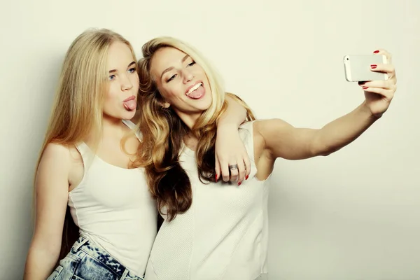 Dwie młode kobiety robiące selfie telefonem komórkowym — Zdjęcie stockowe