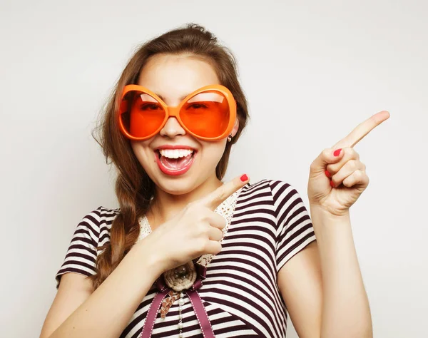 Jeune femme avec de grandes lunettes de fête — Photo